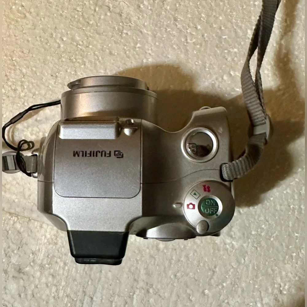 Fujifilm Finepix 2800 Zoom 2.0mp 6x Optical Zoom CompactDigital Camera